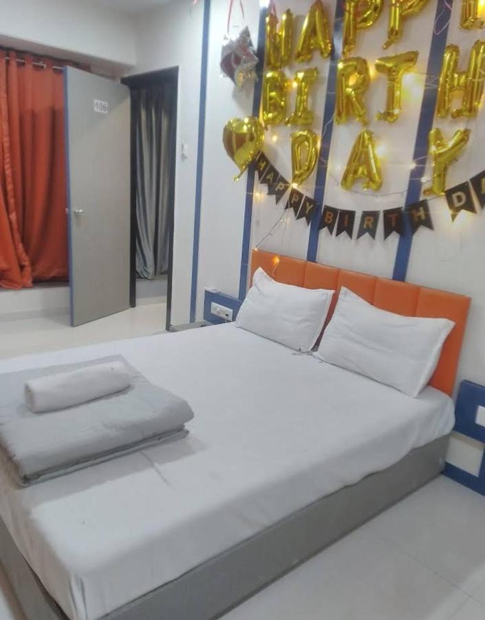 V Love Hotel Surat Exteriör bild