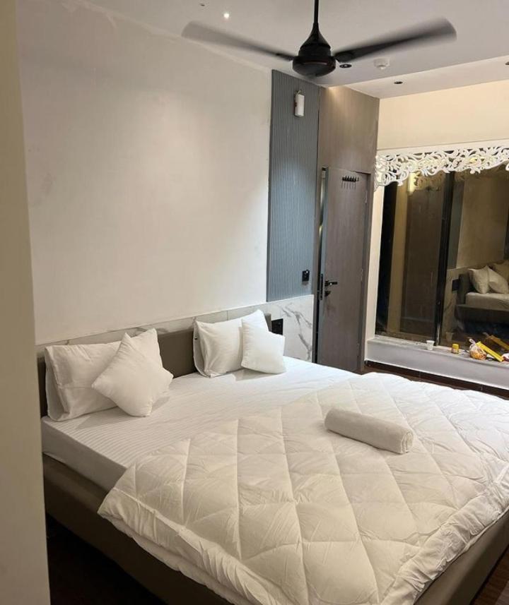 V Love Hotel Surat Exteriör bild