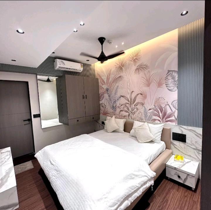 V Love Hotel Surat Exteriör bild
