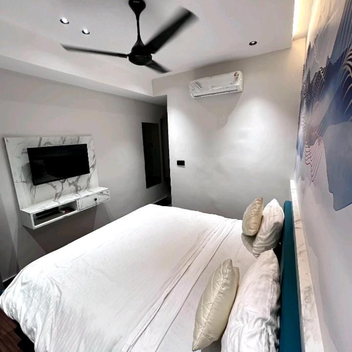 V Love Hotel Surat Exteriör bild