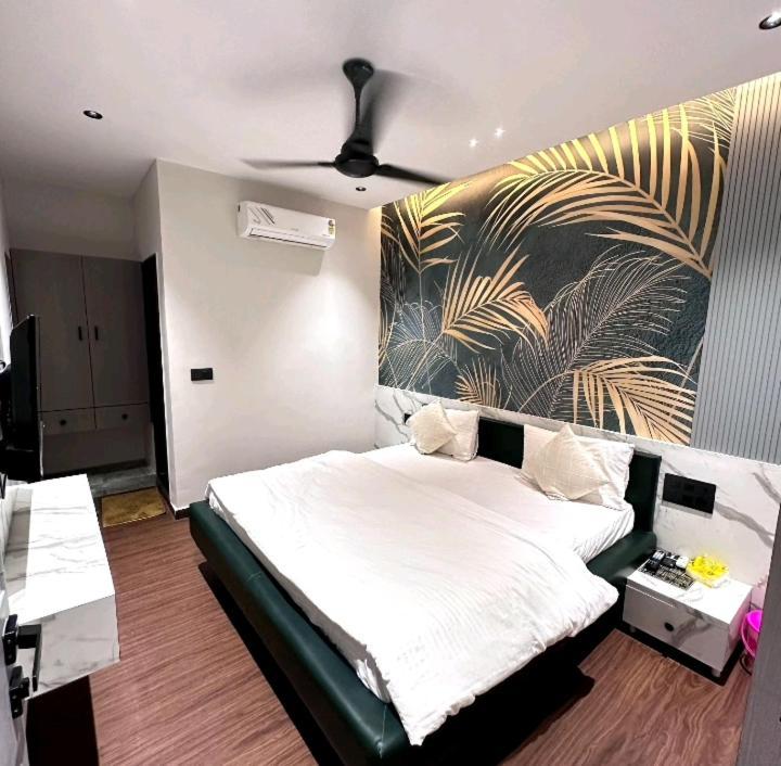 V Love Hotel Surat Exteriör bild