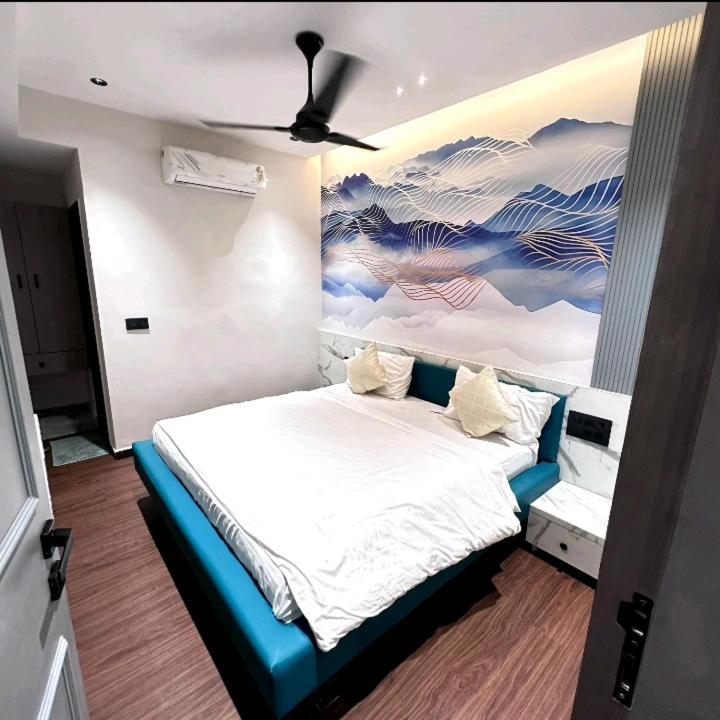 V Love Hotel Surat Exteriör bild