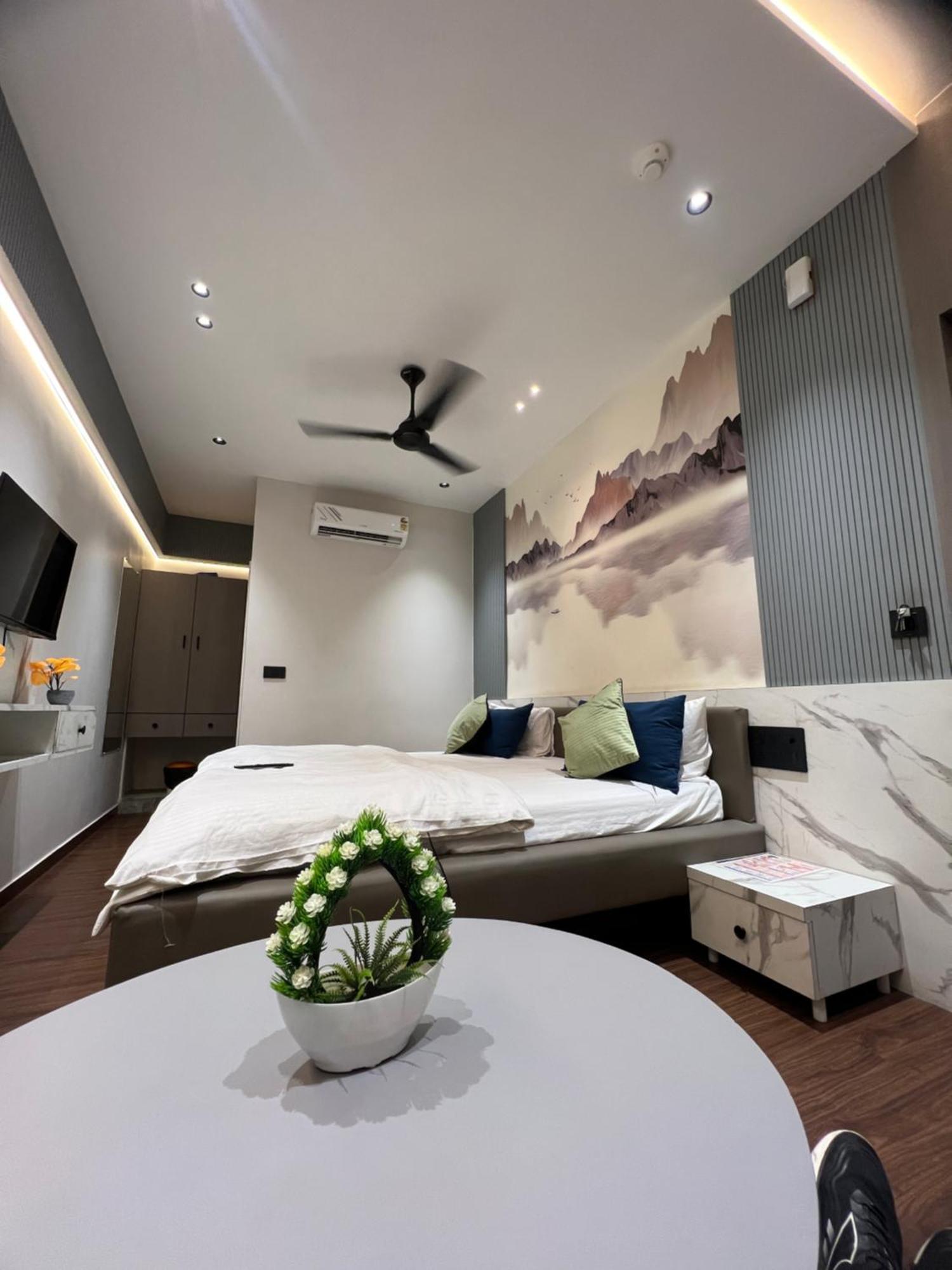 V Love Hotel Surat Exteriör bild